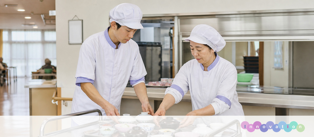AIで作成した画像。実在の施設・職員ではありません（調理師・栄養士・配膳準備の場面）
