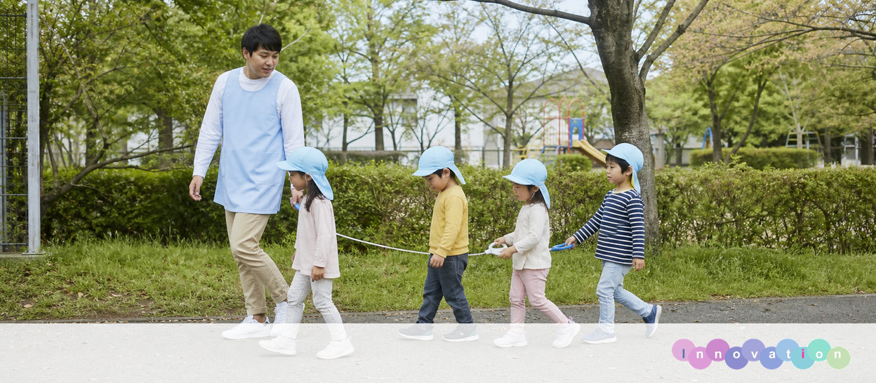 AIで作成した画像。実在の施設・職員ではありません（保育士・公園散歩の場面）